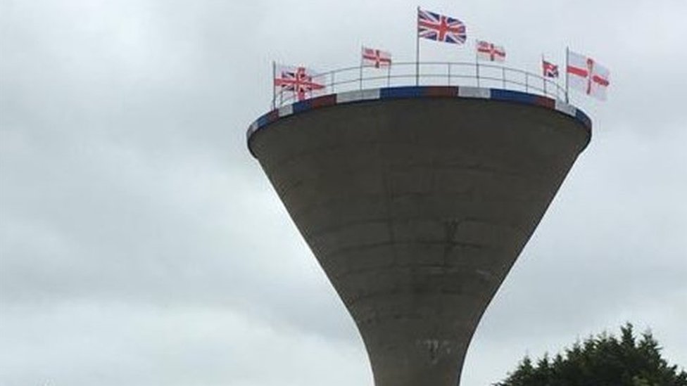 Флаги и краски на водонапорной башне Rathfriland