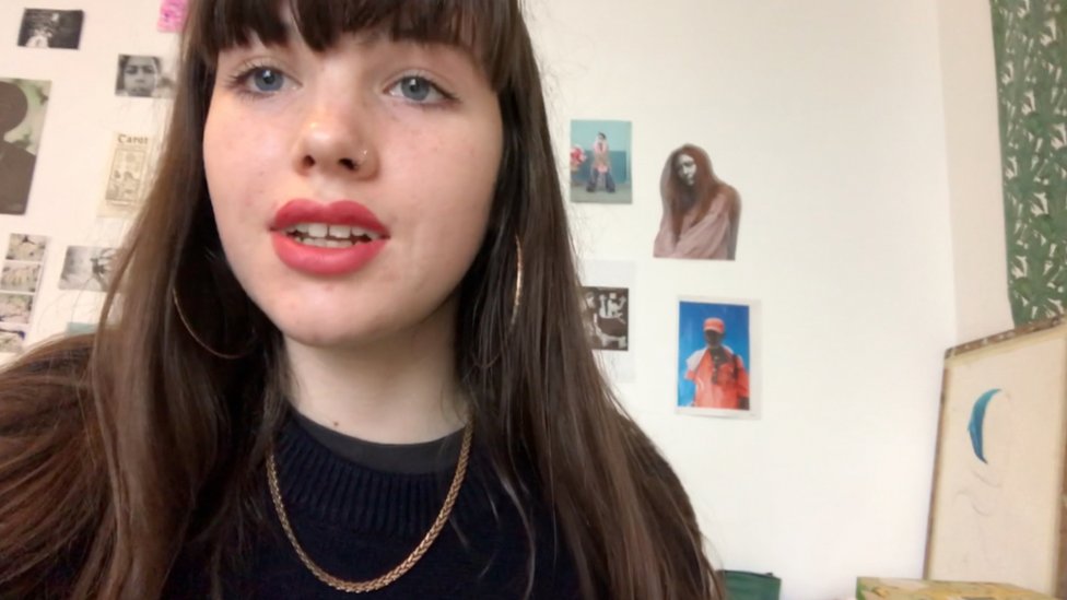 Элеонора записывает видео в стиле селфи, демонстрирующее, как ее таблетки попали в пост