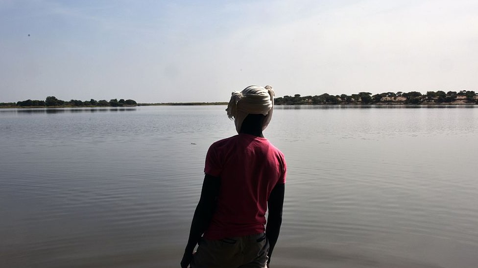 Выживший после атаки Боко Харам в Чаде, глядя на озеро Чад - архив