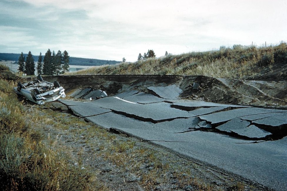Carretera partida por un terremoto