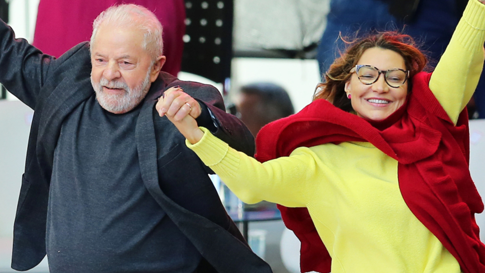 Luiz Inácio Lula da Silva y Rosângela da Silva tomados de la mano en un acto político.
