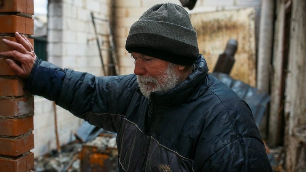 Volodymyr Abramov en las ruinas de su hogar en Bucha