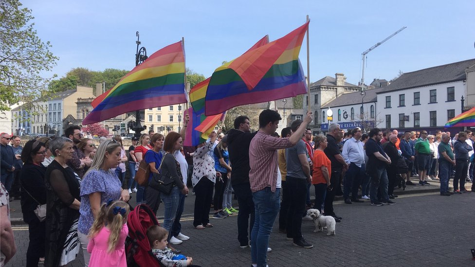 Во время тишины в Ньюри развеваются флаги гордости