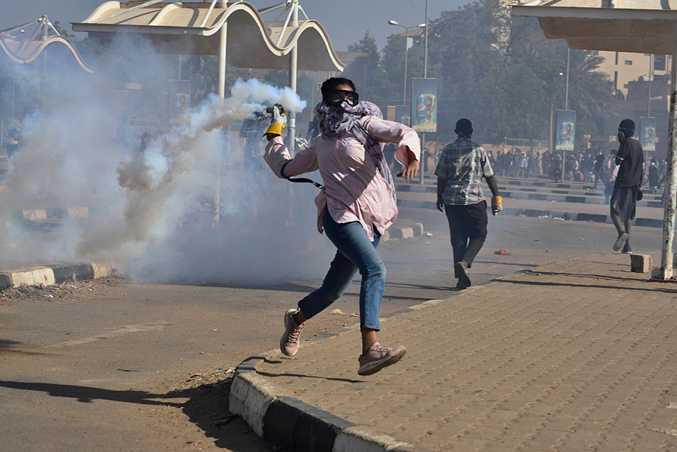 Un manifestante arroja un bote de gas lacrimógeno durante una marcha que exige el fin del gobierno militar, en Jartum, Sudán, el 30 de diciembre de 2021.