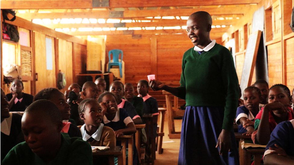 Девушка держит чашку в классе на одном из африканских проектов Ruby Cup