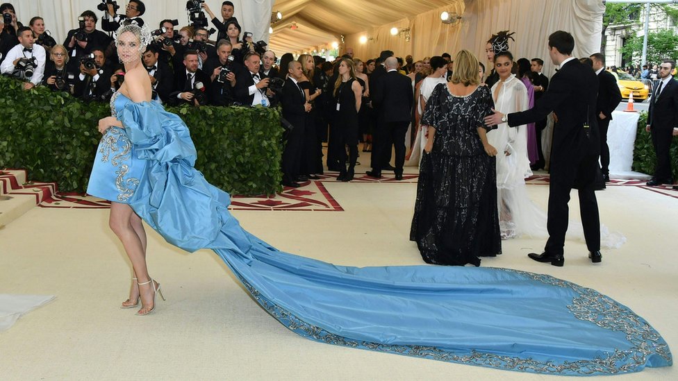 Dijana kriger stiže na Met Gala veče 2018.