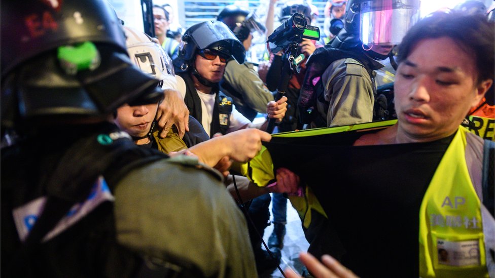 香港銅鑼灣「反送中」示威現場一名身穿美聯社反光衣記者懷疑被警員拉扯衣服（8/9/2019）