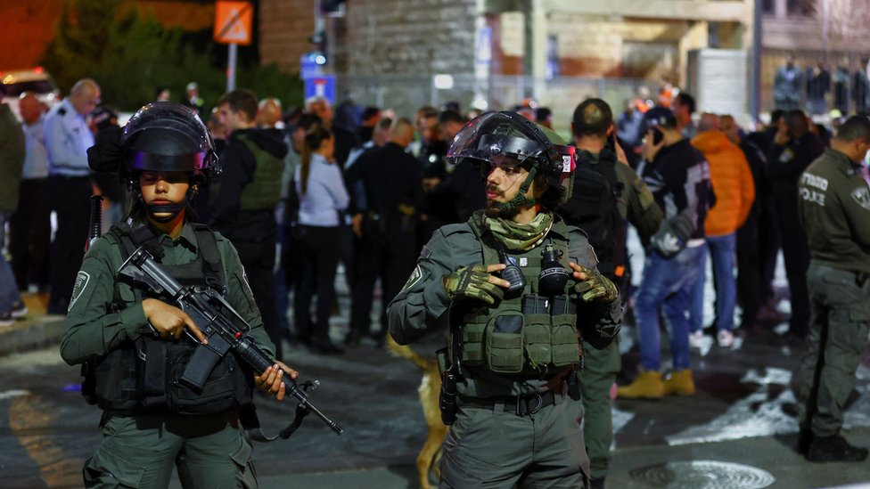 Fuerzas de seguridad israelíes delante de la zona del crimen.