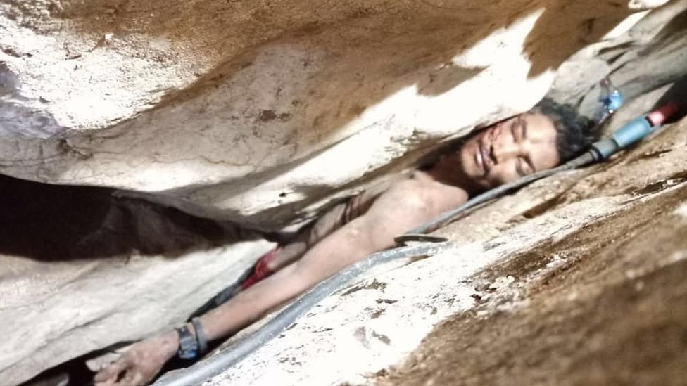 Sum Bora atrapado en una cueva.