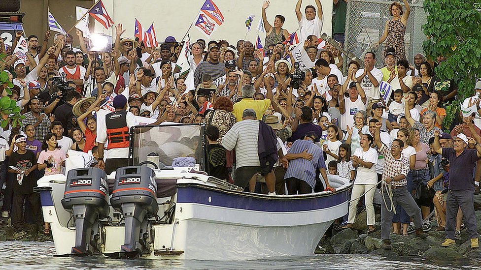 Lancha con manifestantes es recibida en las costas de Vieques