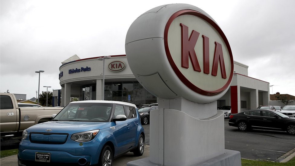 Логотип Kia в представительстве Hyundai в США