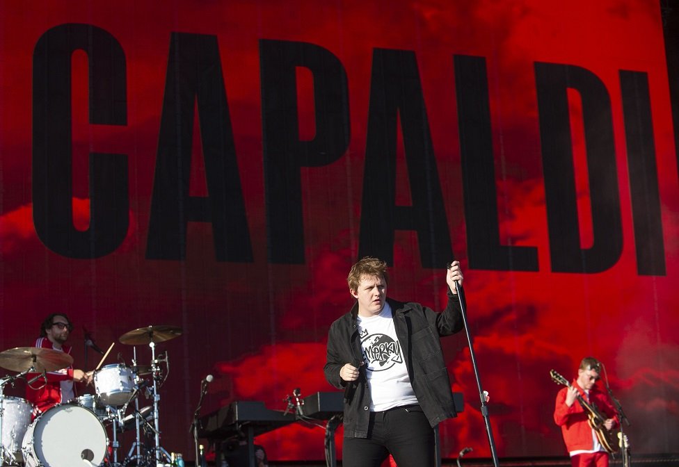 Льюис Капальди выступает на главной сцене во время фестиваля TRNSMT в Glasgow Green