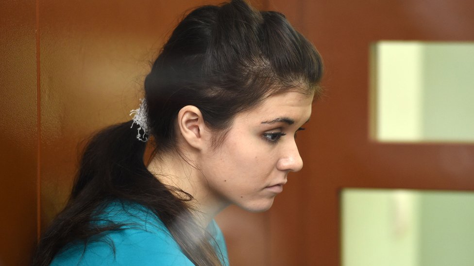 Varvara Karaulova, procesada por intentar unirse a Estado Islámico, ante el tribunal moscovita que la juzgó.
