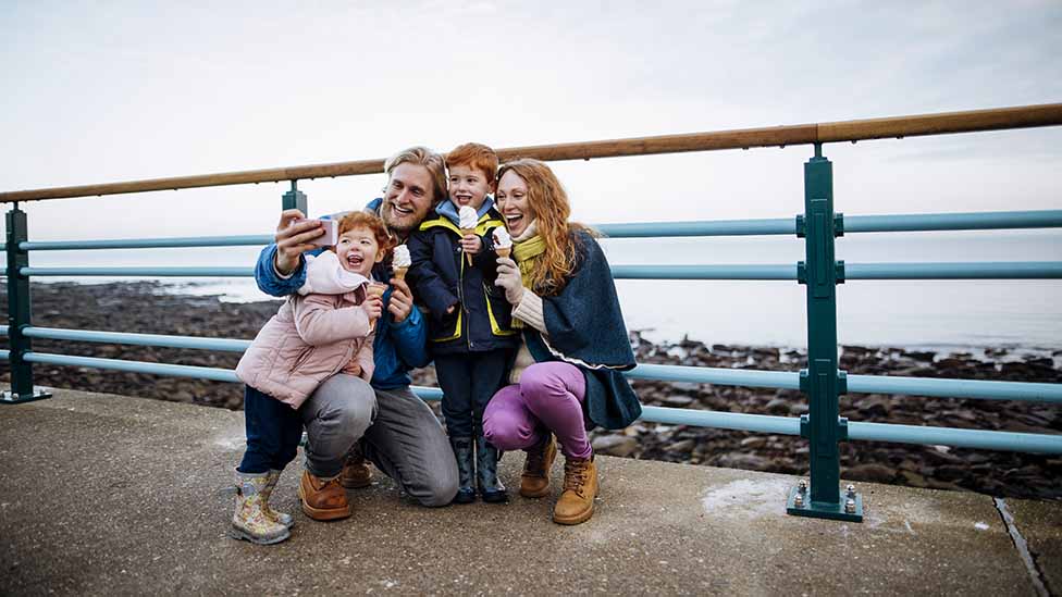 Семья на пляже в Великобритании