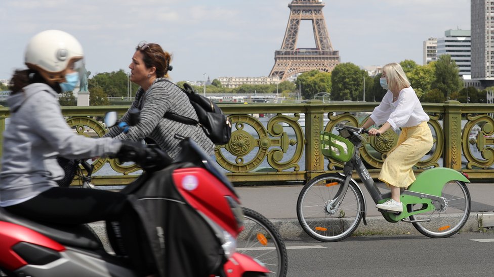 Велосипедисты перед Эйфелевой башней