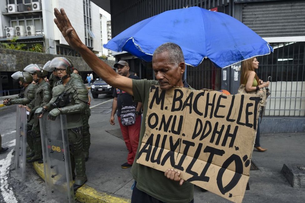 Trabajador del sector petrolero en huelga de hambre desde el 30 de mayo sostiene una pancarta en la que urge la presencia de Michelle Bachelet, alta comisionada de Naciones Unidas para los Derechos Humanos, en la Plaza de la Moneda, el 18 de junio de 2019.