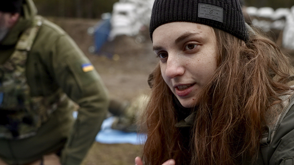 Olga, como instrutora de primeiros socorros no campo de batalha