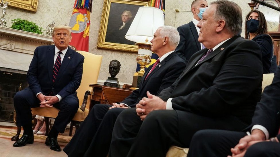 Фотография из архива, на которой президент США Дональд Трамп выступает во время встречи с вице-президентом Майком Пенсом (справа) и госсекретарем Майком Помпео (справа) в Овальном кабинете (20 августа 2020 г.)