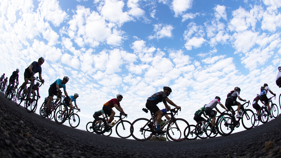 يتنافس راكبو الدراجات في أكبر سباق للدراجات في العالم - حيث يقطعون مسارا بطول 109 كيلومترات حول كيب تاون