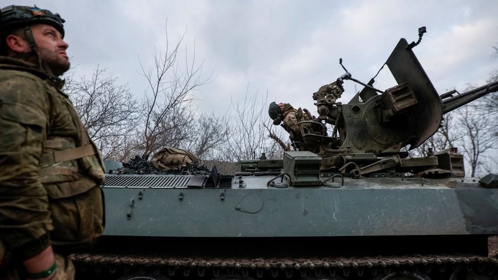 Ukrajinski vojnik pored tenka