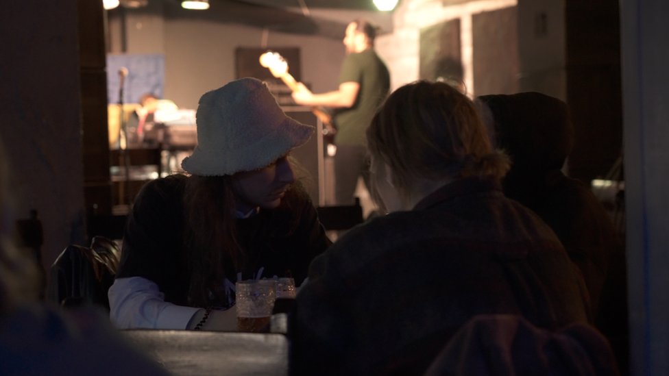 Dos clientes beben en un bar de Odesa