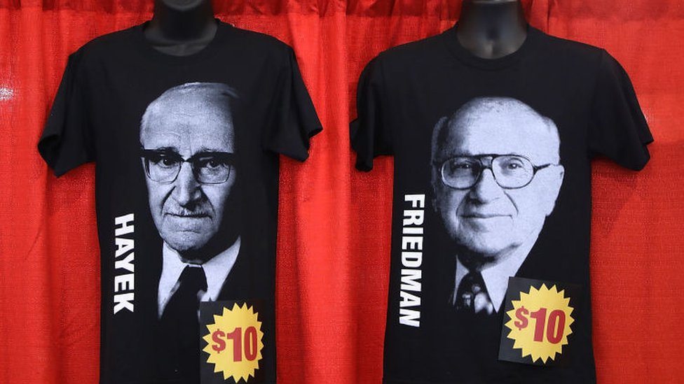 Camisetas com as fotos de Hayek e Friedman