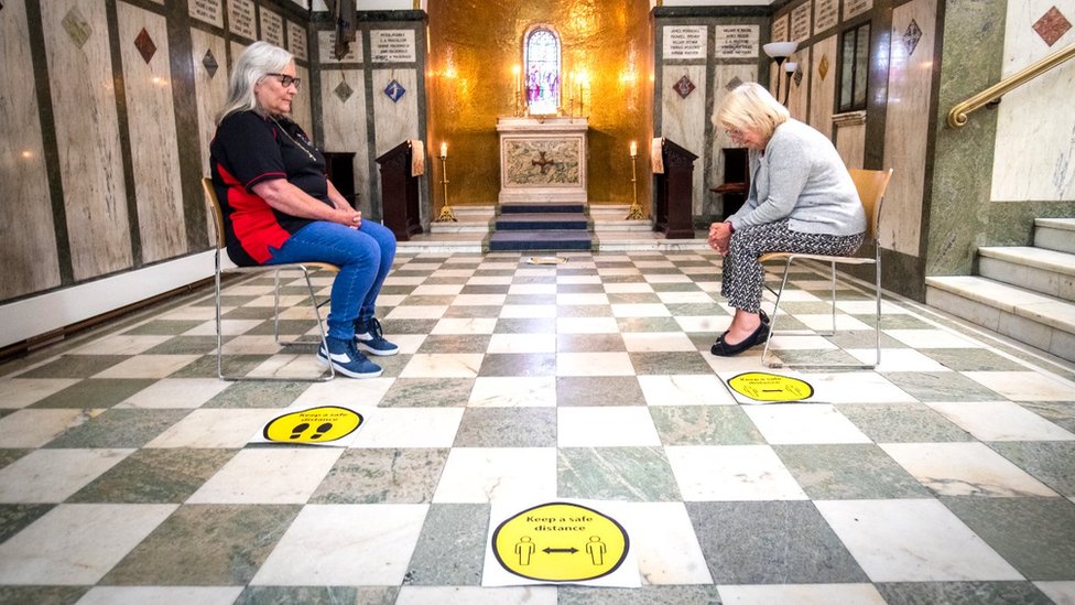 Прихожане Жаклин Бейли и Линда Фаррер молятся в Мемориальной часовне Святого Катберта, которая теперь открыта для частной молитвы