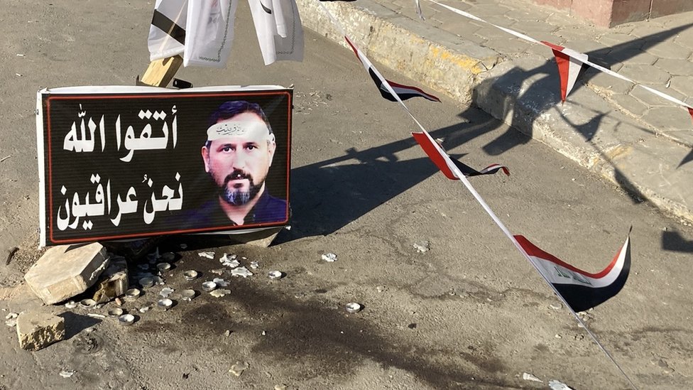 Seçim öncesindeki gösteriler sırasında Bağdat'da güvenlik güçlerinin bir Şii milisi öldürdüğü yerde 