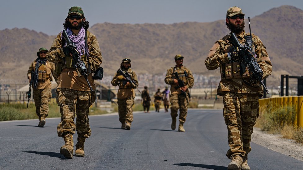 Taliban, Kabil Havalimanı'nda devriye geziyor