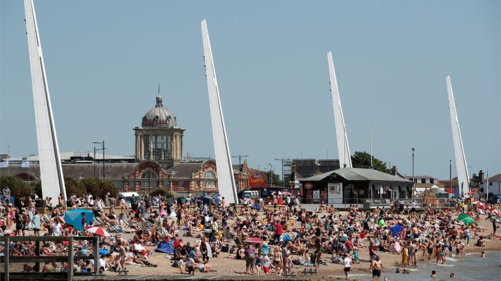 Люди видны на пляже в Саутенде после вспышки коронавирусной болезни (COVID-19), Саутенд, Великобритания, 25 мая 2020 г.