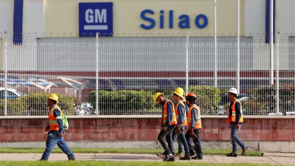Empleados de General Motors frente a la planta de Silao, México