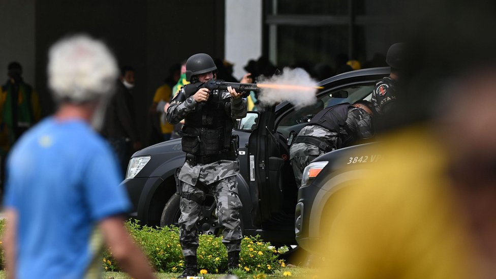 Polícia reage a apoiadores de Bolsonaro em ato no 8 de janeiro em Brasília
