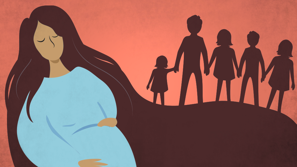ilustração de mulher grávida e cinco crianças ao fundo