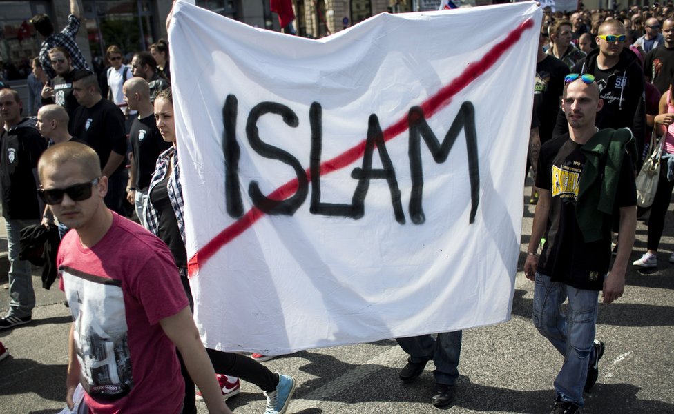 Участники держат транспарант с перечеркнутой надписью «Ислам» во время антииммиграционного митинга, организованного инициативой «Остановить исламизацию Европы» при поддержке крайне правой «Народной партии - Наша Словакия» 20 июня 2015 года в Братиславе. , Словакия