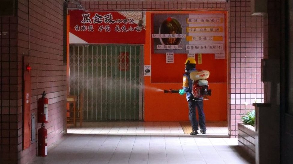 شخص يعقم مدرسة في تايوان