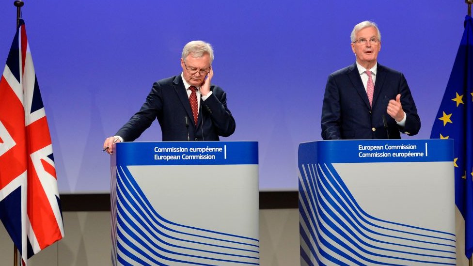 David Davies es el encargado de liderar las conversaciones con la UE, representada en las negociaciones por Michel Barnier. David Davies y Miche Barnier