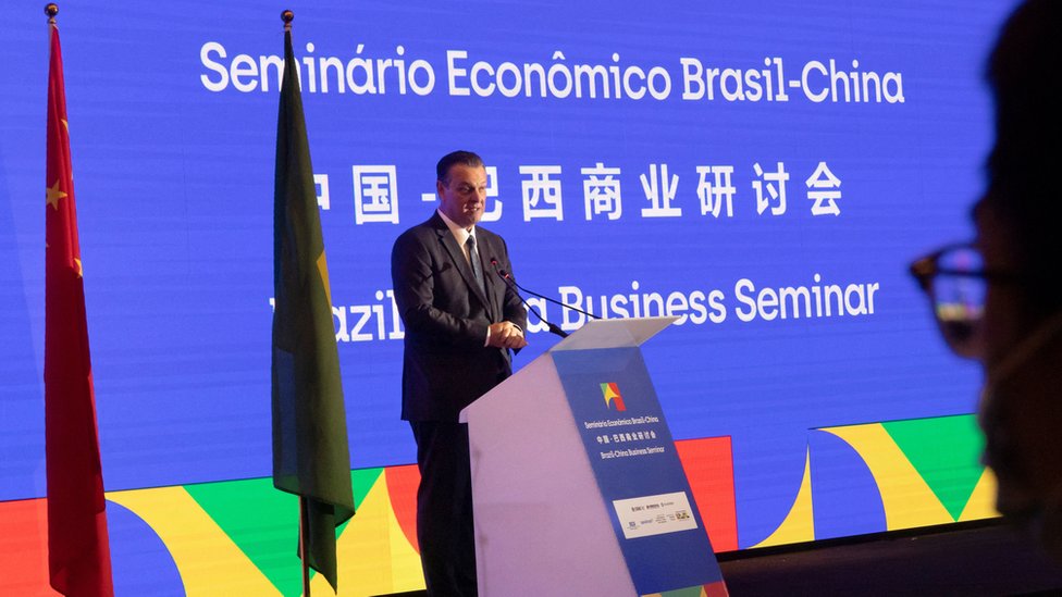 وزير الزراعة البرازيلي كارلوس فافارو يتحدث في ندوة الأعمال التجارية بين البرازيل والصين في بكين
