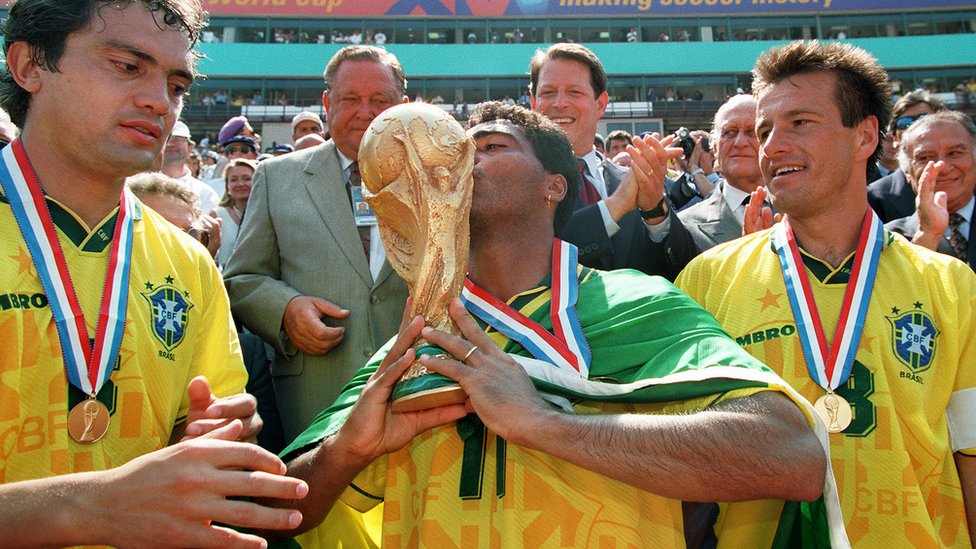 Los títulos de Brasil en 1994 y 2002 se basó en una mezcla entre la magia de una minoría y el sacrifico táctico del resto. Romario besa la copa junto a Branco y Dunga.