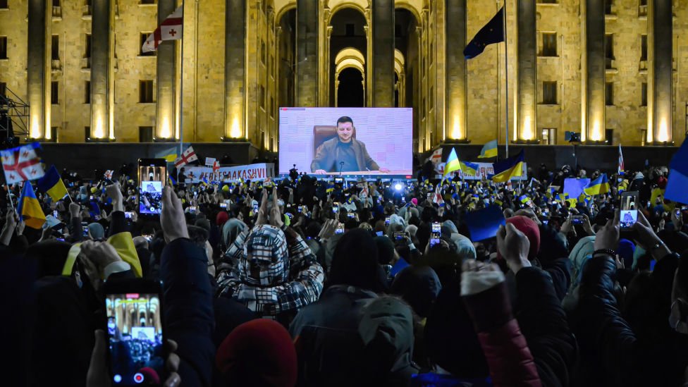 Oko 30.000 Gruzijaca slušalo je ukrajinskog predsednika Zelenskog tokom masovnog protesta
