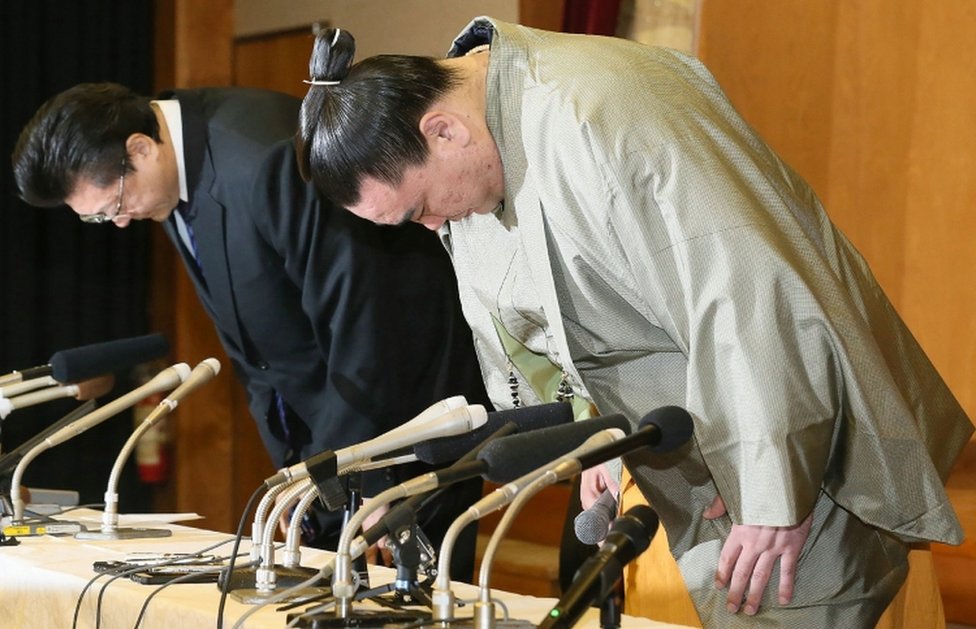 Harumafuji y su maestro del establo Isegahama ofrecieron una disculpa en una conferencia de prensa. Harumafuji y su maestro del establo Isegahama.