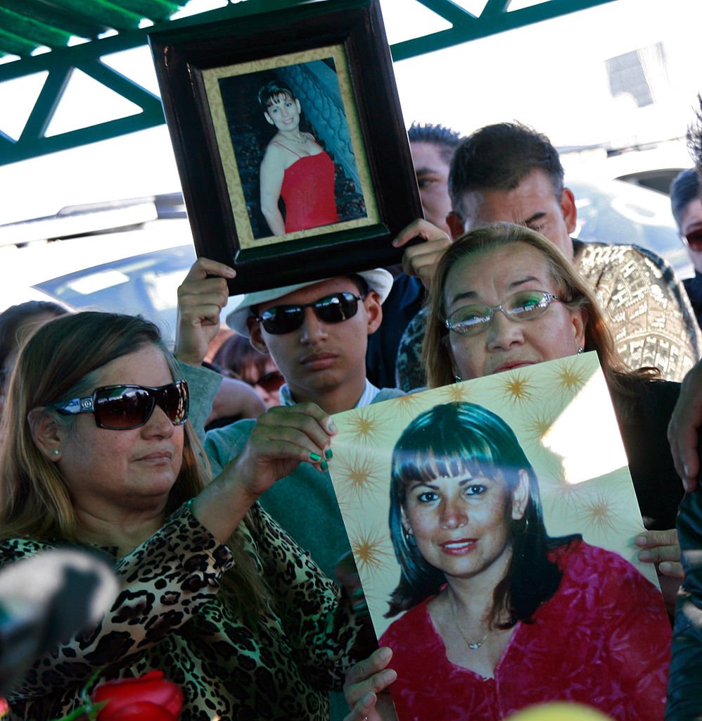 Familiares de Marisela Escobedo muestran fotografías de ella durante su funeral.