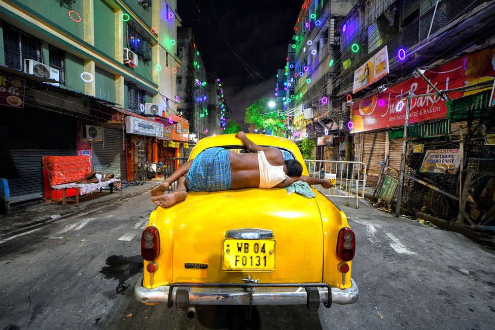 Таксист спит в Калькутте