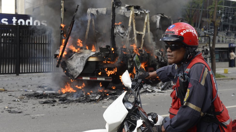 Los manifestantes de oposición quemaron un camión durante la marcha de protesta. Camión quemado