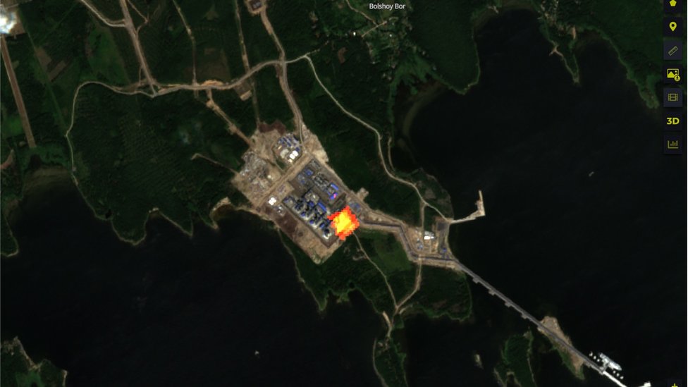 Una foto satelital de una planta rusa quemando gas
