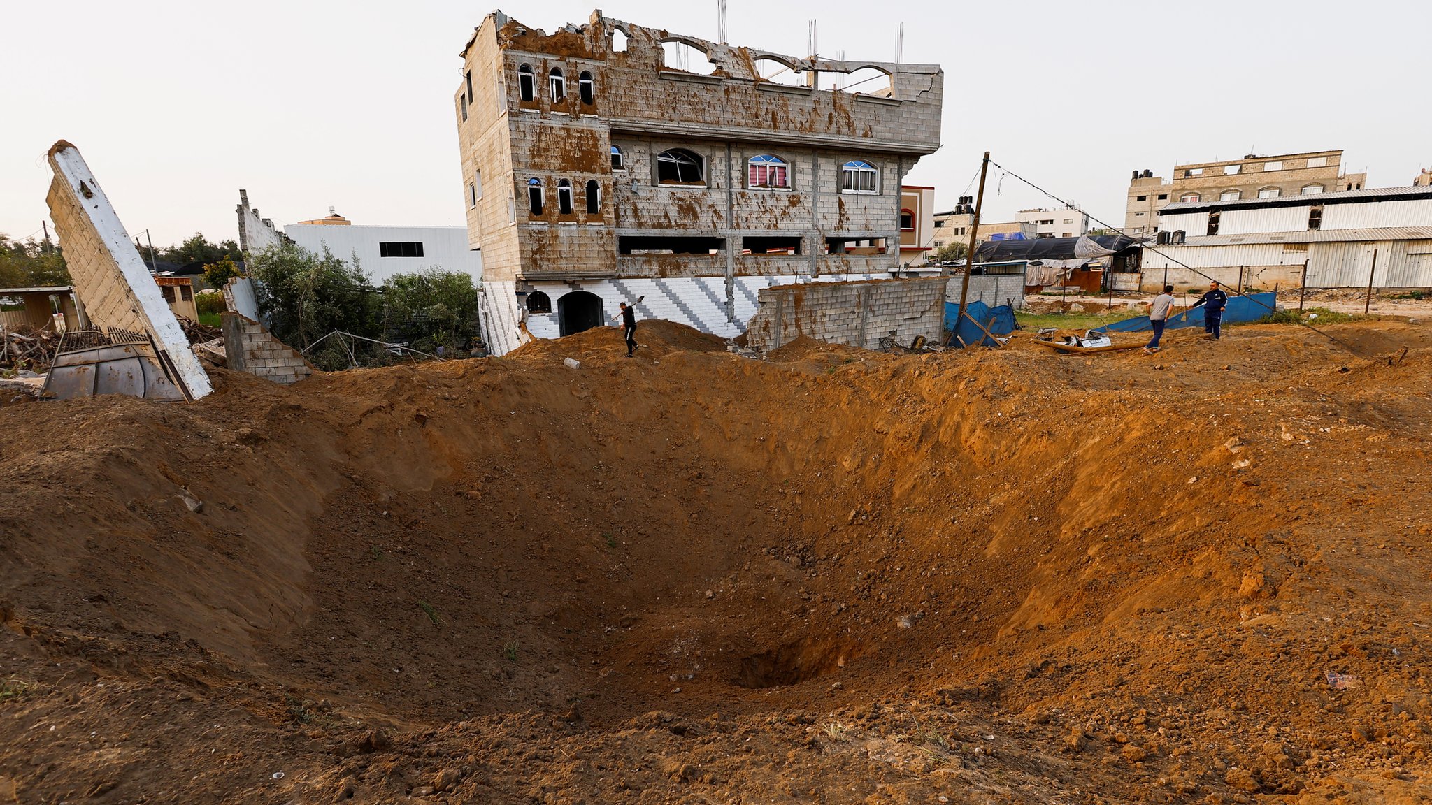 حفرة عميقة في قصف غزة