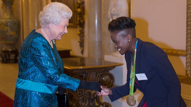 女王和獲得兩枚奧運金牌的尼古拉·亞當斯（Nicola Adams）