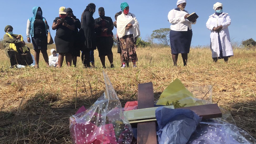 Женщины молятся в местах, где были сброшены тела возле Мтвалуме в Южной Африке