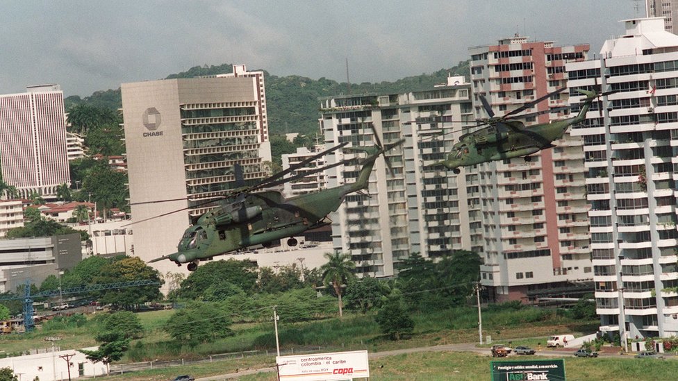 Вертолеты армии США патрулируют Панама-Сити во время операции Just Cause 29 декабря 1989 года.