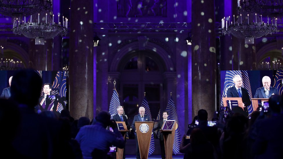 Toma de posesión del jefe de la nación de Asgardia.