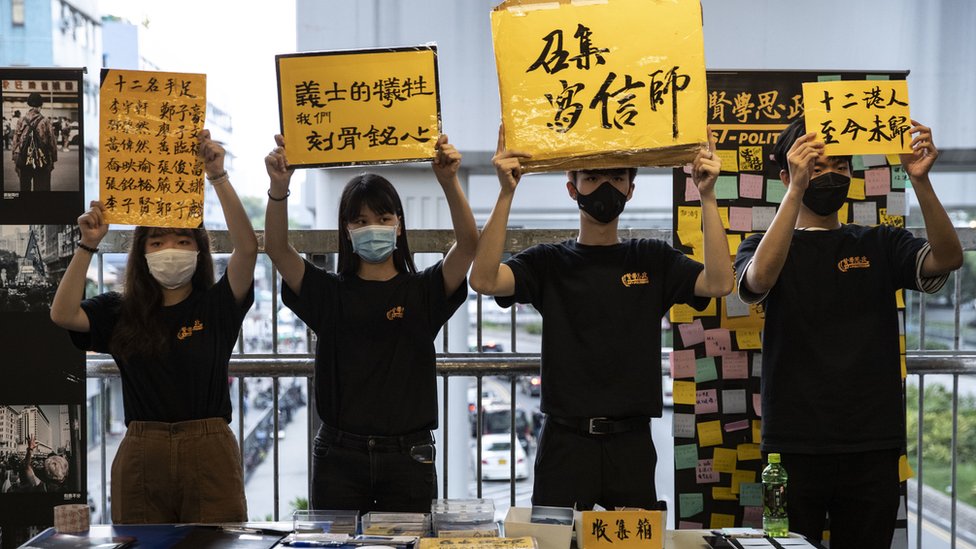 香港學生組織「賢學思政」成員在街頭宣傳政見（11/10/2020）